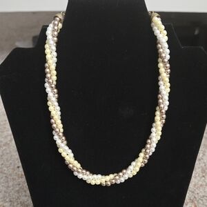 AVON tricolor pearl choker